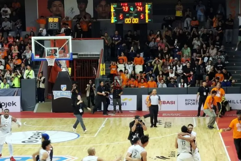 Dewa United Banten Basketball berhasil menjadi juara IBL 2025, yang merupakan gelar pertama mereka, setelah mengalahkan Pelita Jaya Jakarta dengan skor 74-74 dalam laga ketiga Final IBL 2025 di Gelanggang Mahasiswa Soemantri Brodjonegoro Jakarta, Minggu (20/7/2025).