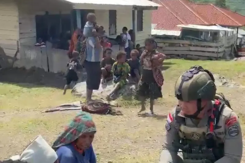 Satgas Damai Cartenz Sambangi Warga Sinak, Hadirkan Rasa Aman dan Kehangatan di Tengah Masyarakat