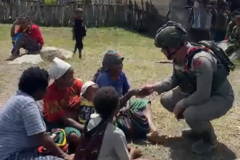 Satgas Damai Cartenz Sambangi Warga Sinak, Hadirkan Rasa Aman dan Kehangatan di Tengah Masyarakat