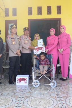 Suasana Haru, Kapolres Metro Bekasi bersama Ketua Bhayangkari Serahkan Kursi Roda untuk Dua Warga Disabilitas
