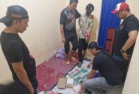 Satnarkoba Polres Jakarta Barat menggeledah tempat tinggal sindikat narkoba jaringan internasional