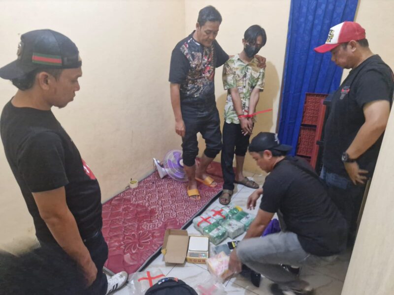 Satnarkoba Polres Jakarta Barat menggeledah tempat tinggal sindikat narkoba jaringan internasional