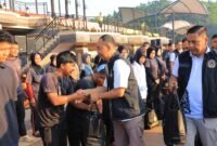 Keluarga besar Akabri 95 menyerahkan paket sembako kepada pekerja harian lepas di Mabes TNI, Cilangkap, sebagai bagian dari peringatan 30 tahun pengabdian. (Dok-Polri)