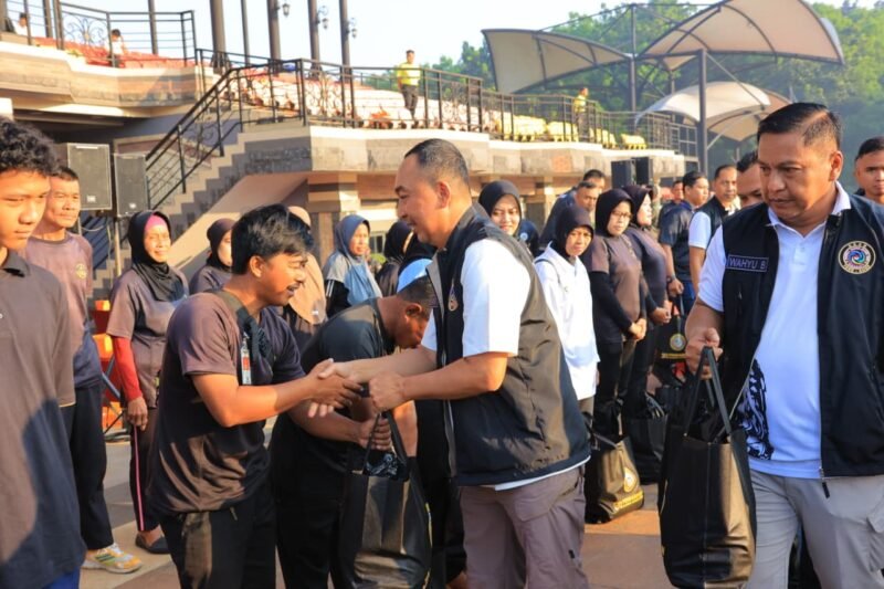 Keluarga besar Akabri 95 menyerahkan paket sembako kepada pekerja harian lepas di Mabes TNI, Cilangkap, sebagai bagian dari peringatan 30 tahun pengabdian. (Dok-Polri)