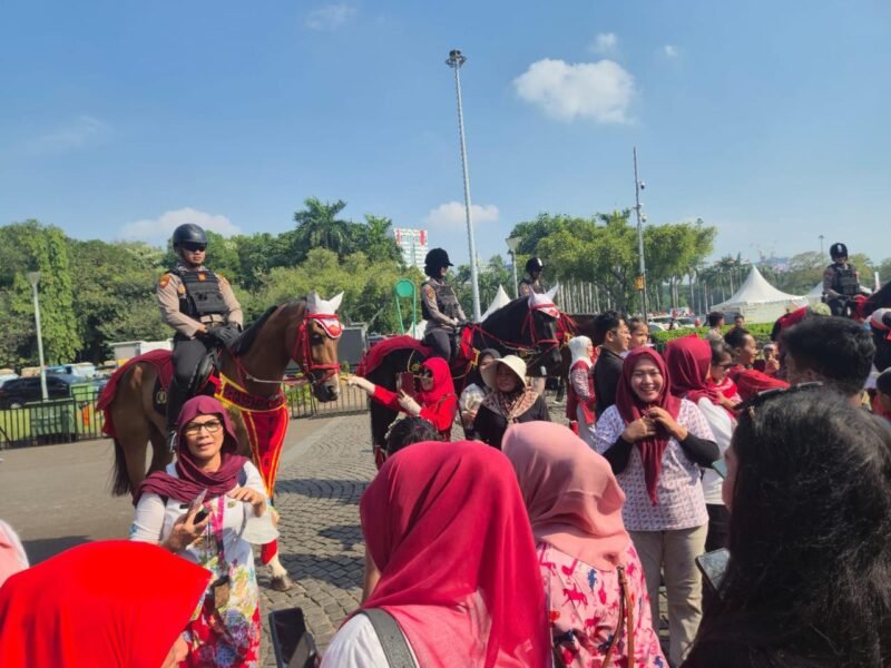 Pasukan Berkuda Turangga Polri menarik perhatian ribuan warga di Monas saat HUT ke-80 RI, Minggu (17/8/2025). (Dok-Polri)