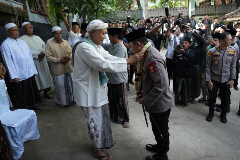 Kapolri Jenderal Listyo Sigit bersilaturahmi ke Ponpes Al-Hamidy Banyuanyar, Pamekasan, Jawa Timur, Selasa (5/8/2025). Ia ajak ulama perkuat sinergi jaga keamanan dan NKRI.
