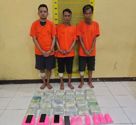 Ketiga tersangka dan barang bukti yang diamankan. (Foto: Istimewa)