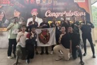 Atlet taekwondo Brimob Polda Metro Jaya menunjukkan medali mereka usai sukses meraih 12 medali dalam Dankobrimob Taekwondo Championship 2025 di GOR Ciracas, Jakarta Timur. (Dok- Humas PMJ)