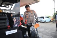 Kapolres Metro Bekasi Kota, Kombes Pol Kusumo Wahyu Bintoro, S.H., S.I.K., M.H memeriksa kondisi vespa antik. (Dok-Polri)