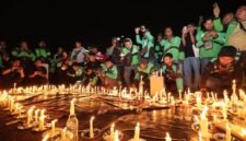 Ribuan pengemudi ojol menyalakan 1.000 lilin di Polda Jatim sebagai simbol solidaritas untuk Affan Kurniawan. (Dok-Polri)