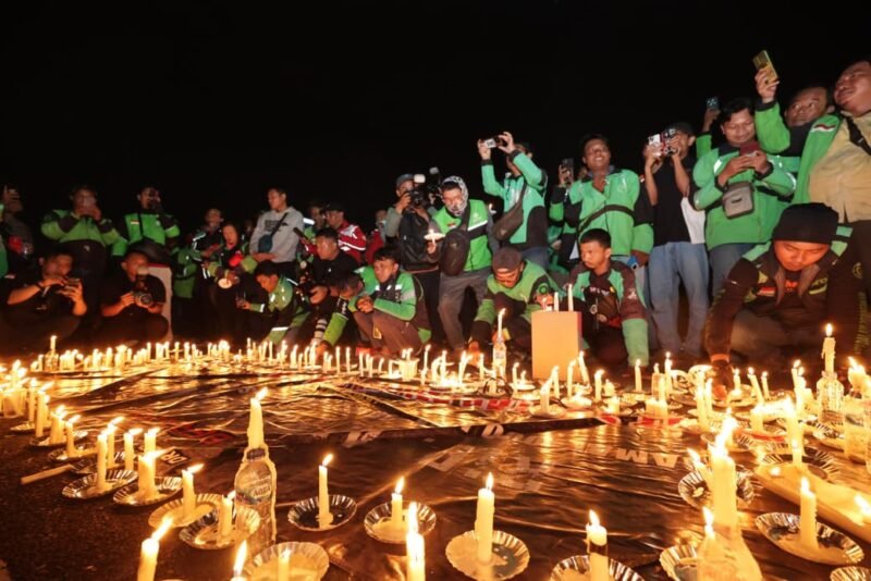Ribuan pengemudi ojol menyalakan 1.000 lilin di Polda Jatim sebagai simbol solidaritas untuk Affan Kurniawan. (Dok-Polri)
