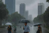 Warga Jakarta melintas di tengah cuaca mendung di kawasan Jakarta Selatan, Selasa (5/8/2025). BMKG memprediksi hujan ringan akan mengguyur beberapa wilayah ibu kota pada siang dan sore hari. (red)