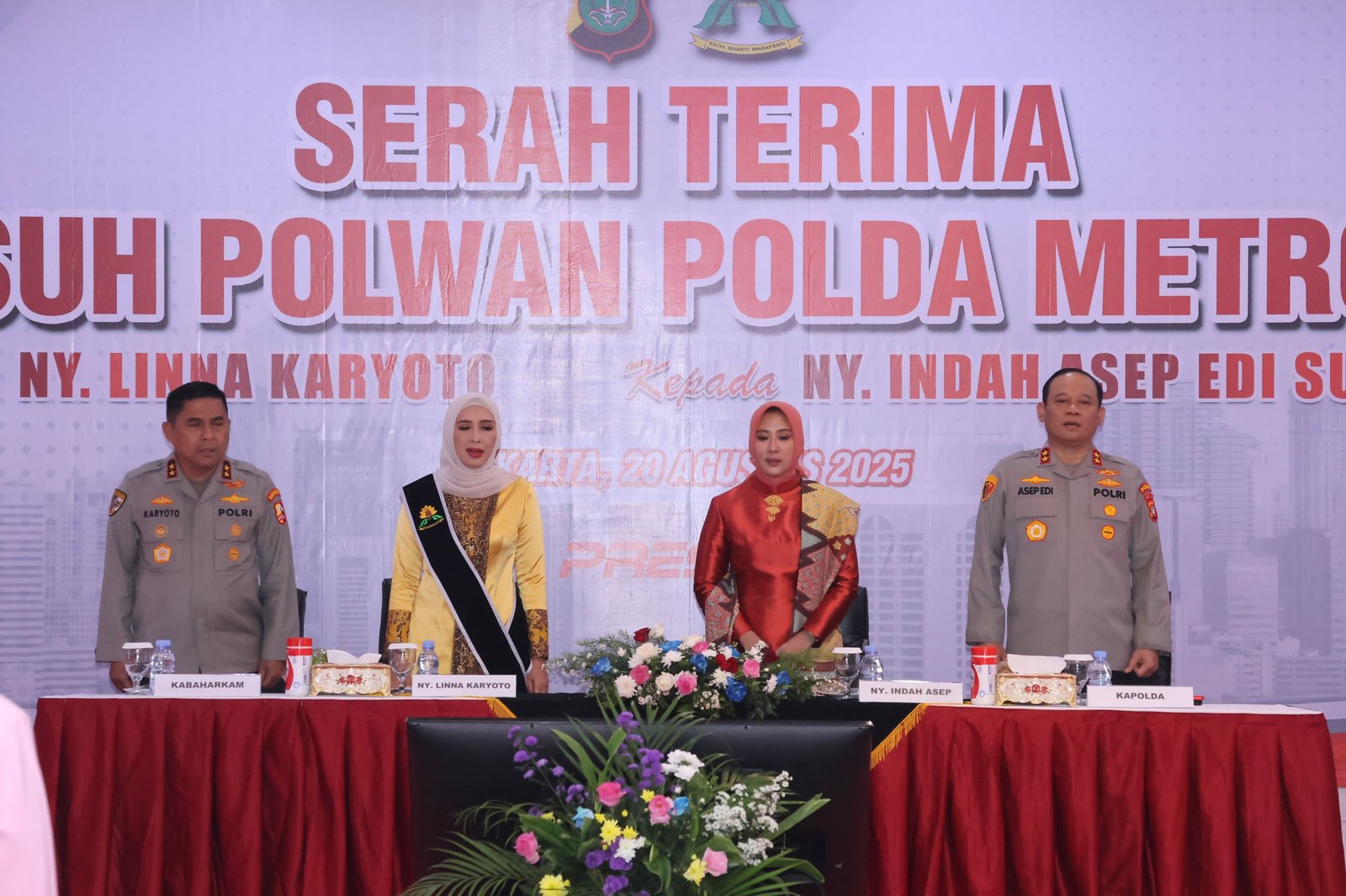 Kabaharkam Polri Irjen Pol Karyoto hadir bersama pejabat utama Polda Metro Jaya, Kapolres, dan perwakilan Polwan dalam acara yang berlangsung khidmat.