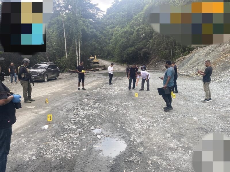 Personel Satgas Operasi Damai Cartenz melakukan olah TKP penyerangan KKB pimpinan Aibon Kogoya yang menewaskan dua anggota Brimob Yon C Nabire di Distrik Siriwo, Kabupaten Nabire, Papua Tengah, Rabu (13/8/2025). (Dok-Polri)