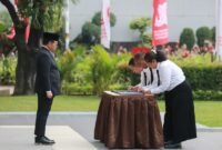Peserta PPPK yang baru dilantik mengikuti pengambilan sumpah dengan penuh antusias dan disiplin. (Dok-Humas DKI Jakarta)