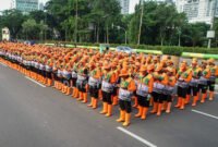 Petugas kebersihan DLH DKI Jakarta bersiaga di Monas jelang perayaan HUT ke-80 Kemerdekaan RI. (Dok-Humas DKI Jakarta)