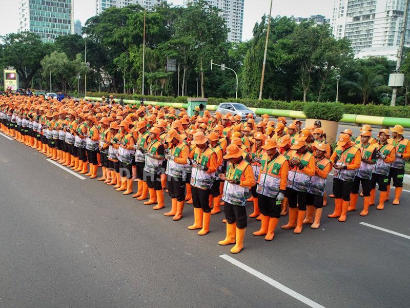 Petugas kebersihan DLH DKI Jakarta bersiaga di Monas jelang perayaan HUT ke-80 Kemerdekaan RI. (Dok-Humas DKI Jakarta)