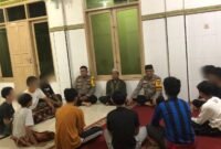 Kapolsek Tambora Kompol Muhammad Kukuh Islami saat menjelaskan program pesantren kilat bagi 10 remaja tawuran di Mapolsek Tambora, Jakarta Barat. (Dok-Humas Polres Jakbar)
