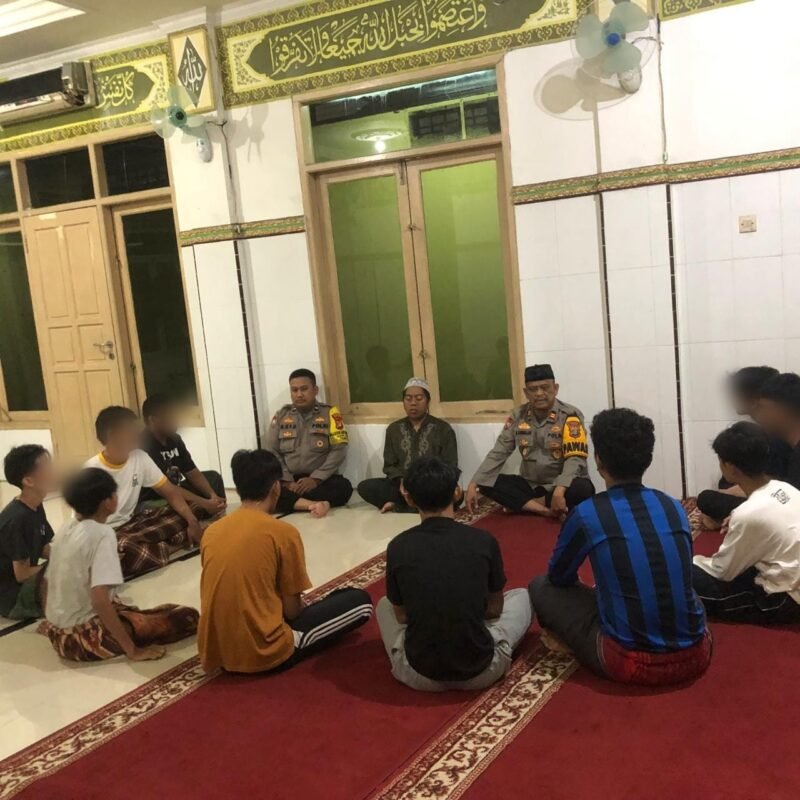 Kapolsek Tambora Kompol Muhammad Kukuh Islami saat menjelaskan program pesantren kilat bagi 10 remaja tawuran di Mapolsek Tambora, Jakarta Barat. (Dok-Humas Polres Jakbar)