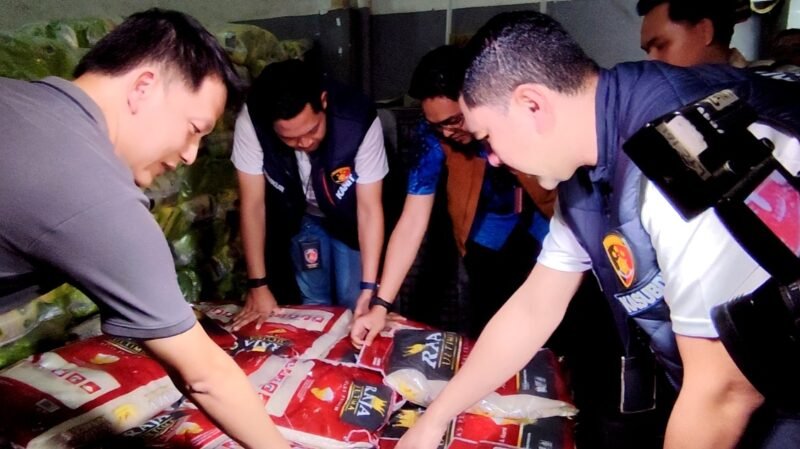 Tim Satgas Pangan memeriksa kualitas dan jumlah stok beras di gudang PT Belitang Panen Raya. (Dok-Humas PMJ)