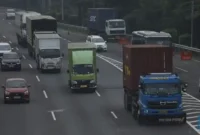 Ilustrasi truk angkutan barang melintas di jalan tol, menunjukkan pengawasan muatan dan dimensi kendaraan. (Dok-Istimewa)