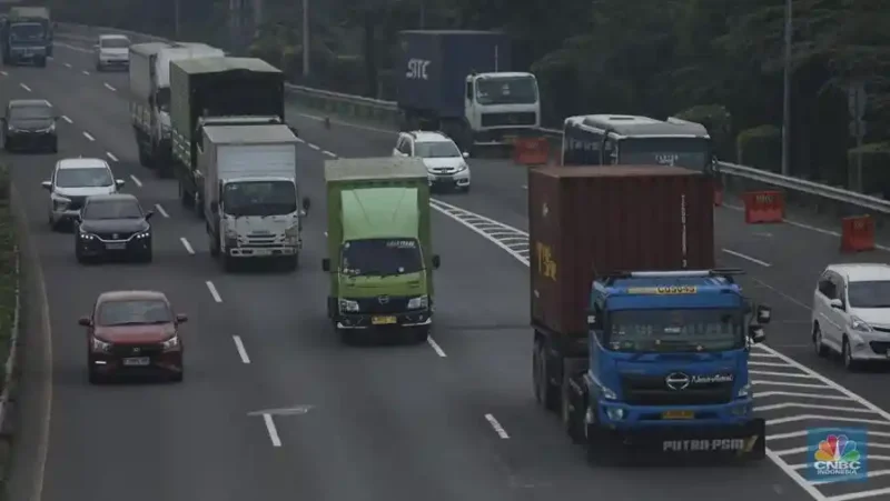 Ilustrasi truk angkutan barang melintas di jalan tol, menunjukkan pengawasan muatan dan dimensi kendaraan. (Dok-Istimewa)