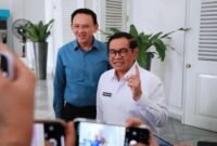 Pramono Anung berdiskusi dengan mantan Gubernur Ahok di Balai Kota Jakarta, Rabu (20/8/2025). (Dok-Humas DKI Jakarta)