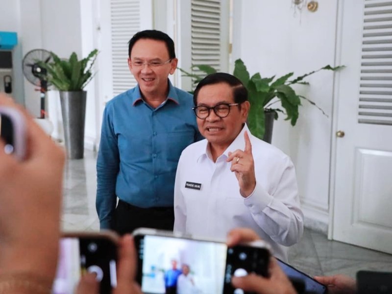 Pramono Anung berdiskusi dengan mantan Gubernur Ahok di Balai Kota Jakarta, Rabu (20/8/2025). (Dok-Humas DKI Jakarta)
