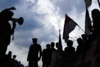Mahasiswa BEM UI menggelar aksi di Mapolda Metro Jaya untuk menuntut keadilan bagi pengemudi ojol korban insiden rantis Brimob, Jumat (29/8/2025). (Dok-Istimewa)