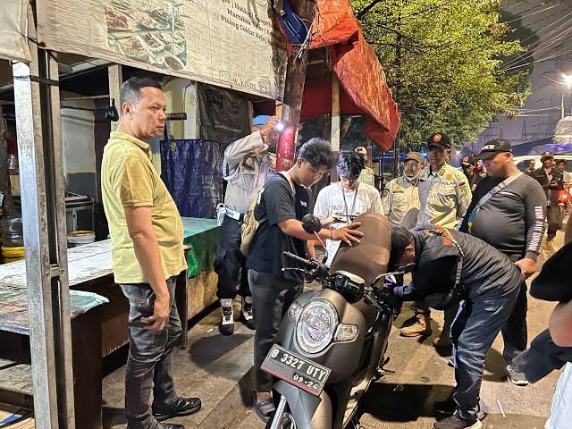 AKP Alex Chandra bersama tim saat menggelar operasi kejahatan jalanan di wilayah Koja, Polres Jakarta Utara. (Dok-Istimewa)