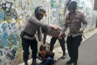 Unit Patroli Polsek Johar Baru mengamankan pria berinisial DJ (24) yang kedapatan membawa golok di kawasan Gang Anggrek, Kampung Rawa, Jakarta Pusat, Senin (25/8/2025). (Dok-Humas PMJ)
