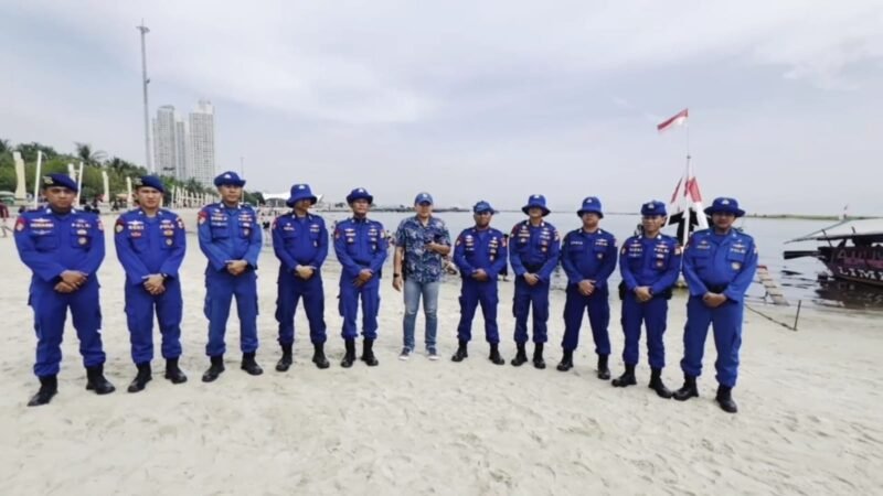 Petugas Ditpolairud Polda Metro Jaya berjaga di kawasan Pantai Ancol, memastikan keamanan pengunjung dengan patroli laut dan imbauan keselamatan. (Dok-Polairud PMJ)