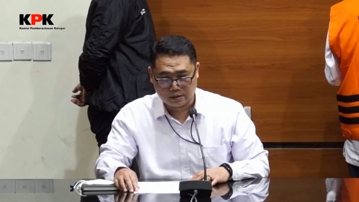 Plt Deputi Penindakan KPK, Brigjen Pol. Asep Guntur Rahayu beberkan bukti aliran dana haram CSR BI dan OJK yang menyeret dua anggota DPR: Heri Gunawan dan Satori.(Dok-Istimewa)