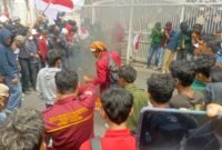 Api melalap Gedung DPRD NTB di Mataram saat massa membakar dan menjarah sejumlah barang, Sabtu (30/8/2025). (Dok-Ilustrasi)