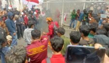 Api melalap Gedung DPRD NTB di Mataram saat massa membakar dan menjarah sejumlah barang, Sabtu (30/8/2025). (Dok-Ilustrasi)