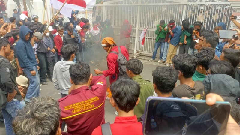 Api melalap Gedung DPRD NTB di Mataram saat massa membakar dan menjarah sejumlah barang, Sabtu (30/8/2025). (Dok-Ilustrasi)