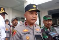 Wakapolda Banten Brigjen Pol Hengki saat memberikan pernyataan tegas terkait larangan pengibaran bendera bajak laut One Piece dalam peringatan HUT RI ke-80. (Foto: Istimewa)