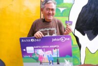 Petugas Dinas Sosial DKI Jakarta menyerahkan Bantuan Sosial PKD Agustus 2025 kepada warga lansia di Jakarta, Selasa (26/8/2025). Bantuan ini bertujuan meringankan kebutuhan sehari-hari dan meningkatkan kualitas hidup penerima manfaat. (Dok-Kominfo DKI JKT)