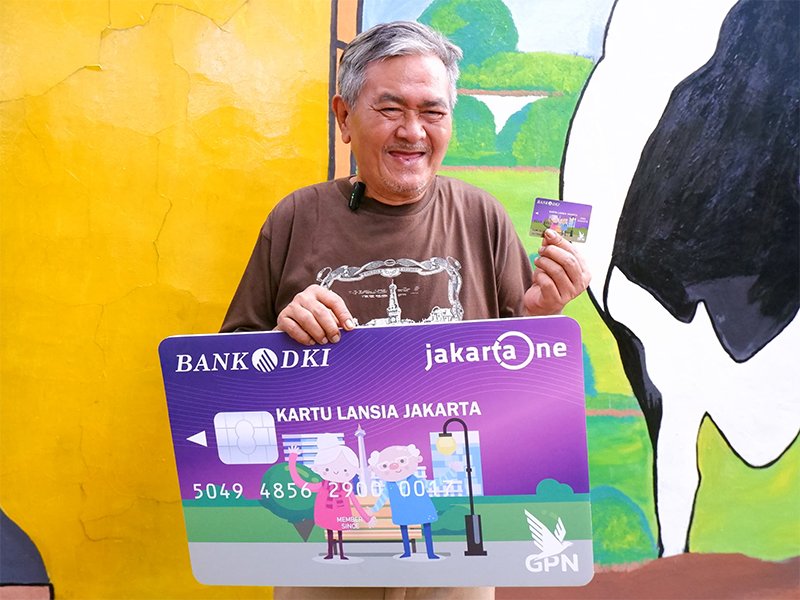 Petugas Dinas Sosial DKI Jakarta menyerahkan Bantuan Sosial PKD Agustus 2025 kepada warga lansia di Jakarta, Selasa (26/8/2025). Bantuan ini bertujuan meringankan kebutuhan sehari-hari dan meningkatkan kualitas hidup penerima manfaat. (Dok-Kominfo DKI JKT)