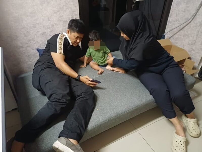 Tersangka Rina Rismala Soetarya bersama bayinya saat berada di ruang Satreskrim Polres Metro Jakarta Pusat. (Dok. Polres Jakpus)