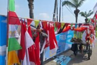 Pedagang bendera musiman di Bekasi mengaku permintaan terhadap bendera One Piece justru lebih tinggi dibanding bendera merah putih, Senin (4/8/2025)-san