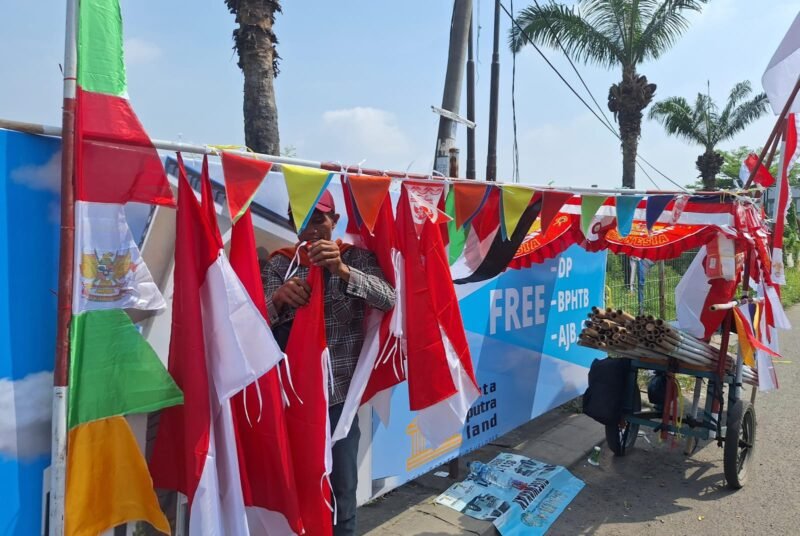 Pedagang bendera musiman di Bekasi mengaku permintaan terhadap bendera One Piece justru lebih tinggi dibanding bendera merah putih, Senin (4/8/2025)-san