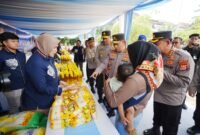 Kapolri Jenderal Listyo Sigit Prabowo didampingin Kapolda Banten Irjen Suyudi Ario Seto meninjau Gerakan Pangan Murah Polda Banten, Selasa (12/8/2025), memastikan distribusi beras SPHP kepada masyarakat. (Humas-Polri)