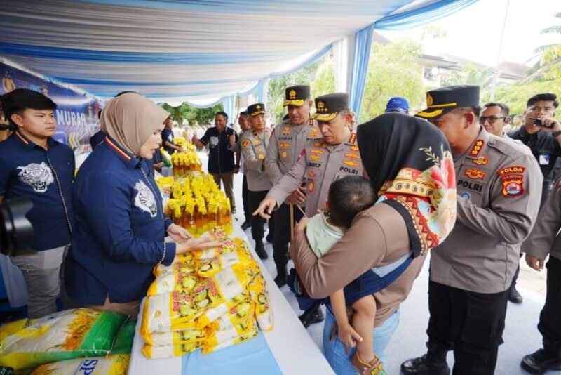 Kapolri Jenderal Listyo Sigit Prabowo didampingin Kapolda Banten Irjen Suyudi Ario Seto meninjau Gerakan Pangan Murah Polda Banten, Selasa (12/8/2025), memastikan distribusi beras SPHP kepada masyarakat. (Humas-Polri)