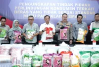 Deretan karung beras merek Sania, Fortune, Sovia, dan Siip yang diduga hasil pengoplosan disita polisi, Selasa (5/8/2025)
