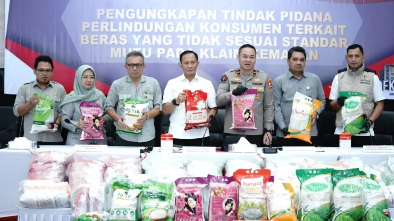 Deretan karung beras merek Sania, Fortune, Sovia, dan Siip yang diduga hasil pengoplosan disita polisi, Selasa (5/8/2025)
