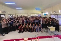 Kanit Bintibsos Satbinmas Polres Metro Bekasi Iptu Gigih Purwo Kulembono bersama tim saat memberikan penyuluhan kepada siswa SMA Negeri 1 Cikarang Timur dalam program Police Goes to School, Kamis (21/8/2025). (Dok-Humas Polres Metro Bekasi)