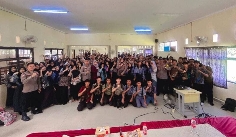 Kanit Bintibsos Satbinmas Polres Metro Bekasi Iptu Gigih Purwo Kulembono bersama tim saat memberikan penyuluhan kepada siswa SMA Negeri 1 Cikarang Timur dalam program Police Goes to School, Kamis (21/8/2025). (Dok-Humas Polres Metro Bekasi)