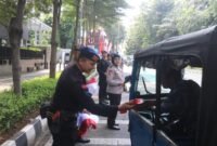 Brimob Polda Metro Jaya bagikan bendera Merah Putih