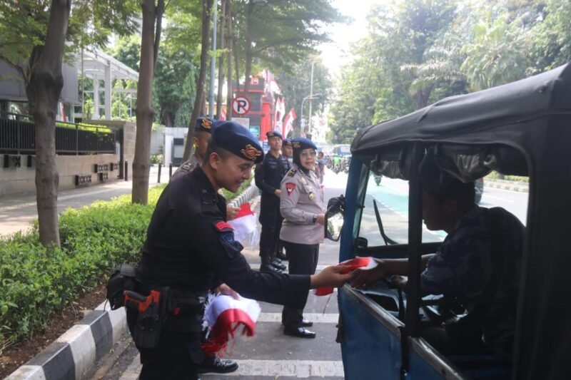 Brimob Polda Metro Jaya bagikan bendera Merah Putih